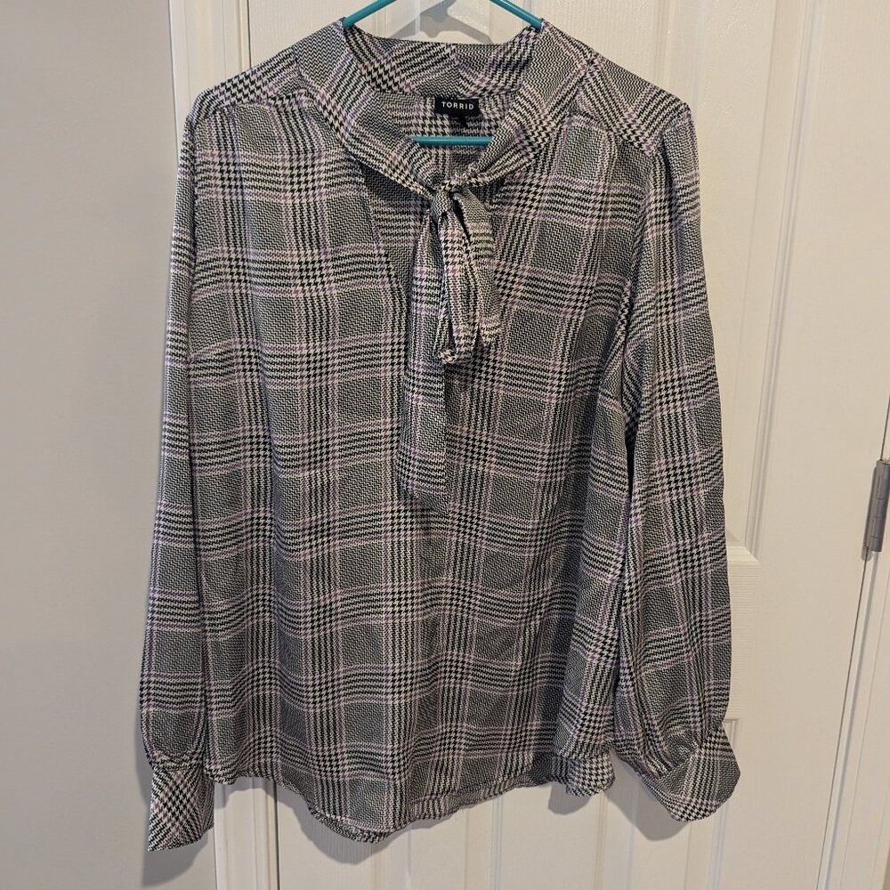 Torrid B/W/Purple Blouse Size Size 1